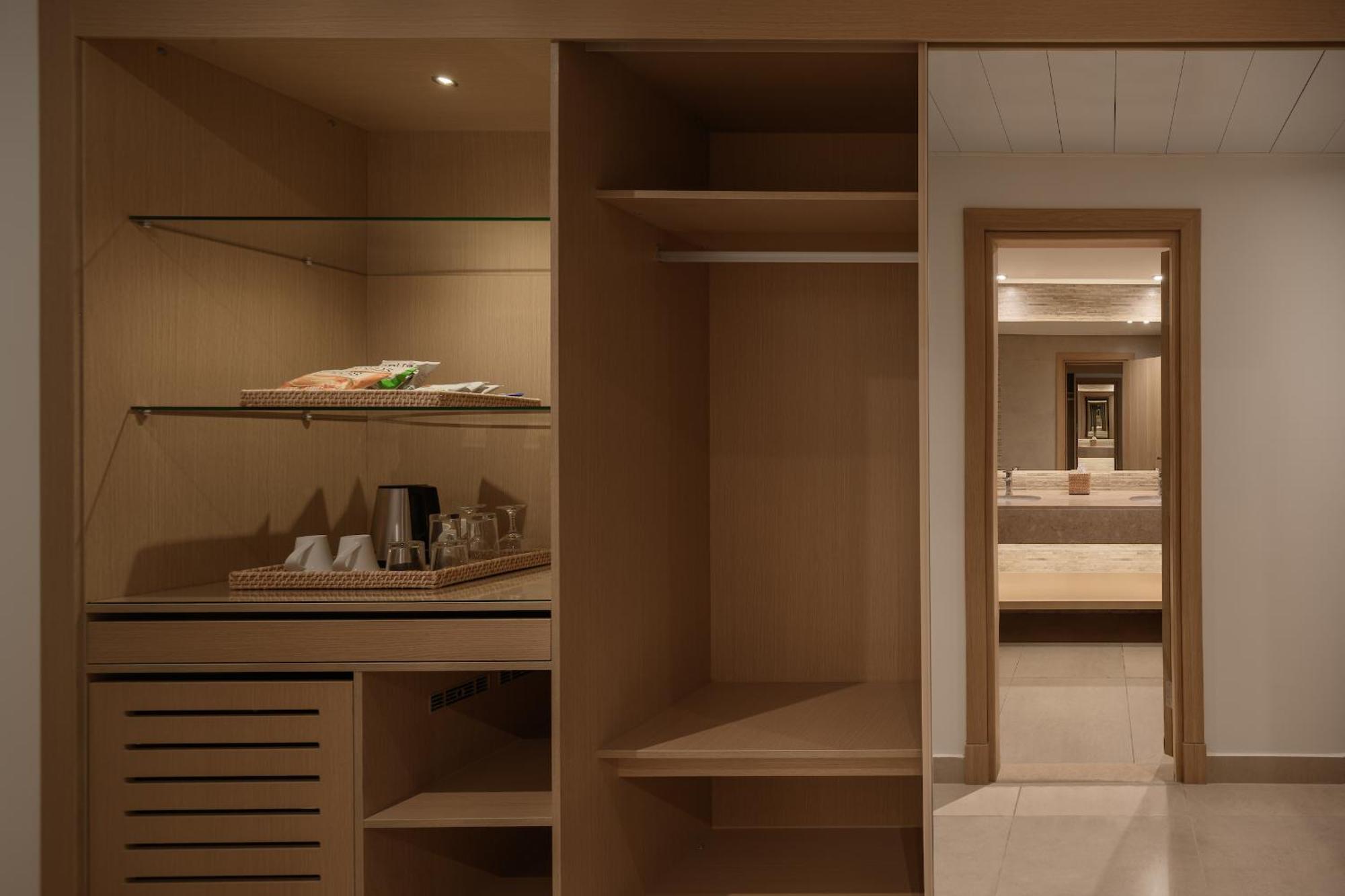 Deluxe Familiekamer, queensize bed of twee aparte bedden, gedeeltelijk uitzicht op zee